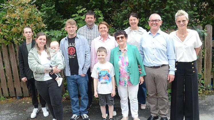 Gratulation zum 85. Geburtstag von Rosa Maria Erhardt (Vierte von rechts) mit B&uuml;rgermeisterin Angela Hofmann (Dritte von rechts) mit weiteren Gratulanten aus dem Familienkreis.