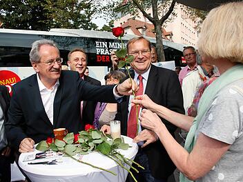 Christian Ude (links neben Oberbürgermeister Andreas Starke) als Rosenkavalier: 200 rote Rosen verteilte die SPD beim Bürgerdialog. Alle Fotos: Matthias Hoch