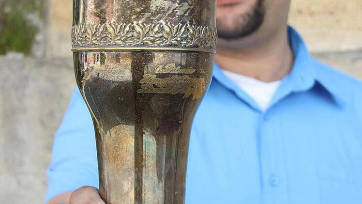 Stefan Wicklein ersteigerte den Pokal im Internet.