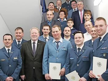 Zahlreiche Helfer wurden mit dem Helferabzeichen in Gold mit Kranz bei der Jahresabschlussfeier geehrt. Außerdem wurden noch zahlreiche Helfer für ihr Engagement ausgezeichnet. Foto: Michael Stelzner