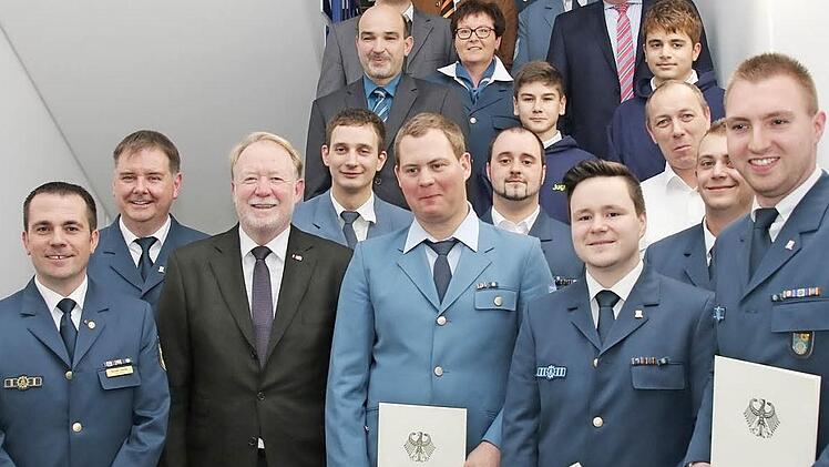 Zahlreiche Helfer wurden mit dem Helferabzeichen in Gold mit Kranz bei der Jahresabschlussfeier geehrt. Außerdem wurden noch zahlreiche Helfer für ihr Engagement ausgezeichnet. Foto: Michael Stelzner