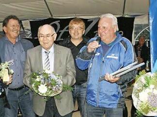 Eine Überraschung gab es beim Dorffest in Neuschleichach für Heinrich Schlichthorn. Der SV Neuschleichach ernannte ihn zum Ehrenvorsitzenden. Unser Bild zeigt (von links) BLSV-Kreisvorsitzenden Gerald Makowski, SV-Vorsitzenden Dieter Dümmler, Altbürgermeister Siegmund Kerker, Zweiten Vorsitzenden Michael Schumm, den neuen Ehrenvorsitzenden Heinrich Schlichthorn und seine Frau Angelika. Foto: Sabine Weinbeer
