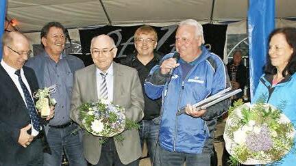 Eine Überraschung gab es beim Dorffest in Neuschleichach für Heinrich Schlichthorn. Der SV Neuschleichach ernannte ihn zum Ehrenvorsitzenden. Unser Bild zeigt (von links) BLSV-Kreisvorsitzenden Gerald Makowski, SV-Vorsitzenden Dieter Dümmler, Altbürgermeister Siegmund Kerker, Zweiten Vorsitzenden Michael Schumm, den neuen Ehrenvorsitzenden Heinrich Schlichthorn und seine Frau Angelika. Foto: Sabine Weinbeer