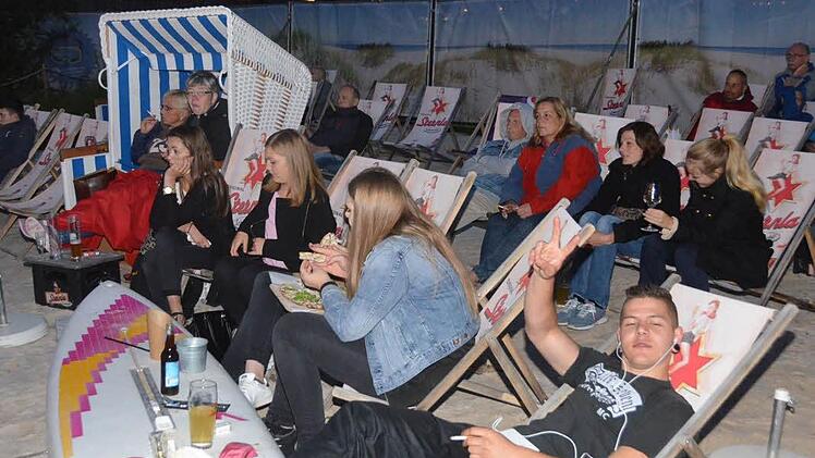 Große Begeisterung stellte sich beim Public Viewing am Stadtstrand beim Spiel Deutschland- Italien nur bei wenigen Besuchern ein.  Foto: Peter Rauch