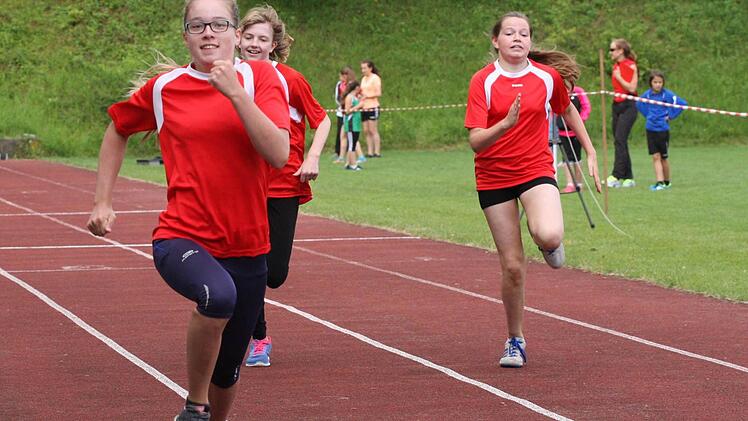 Sprint im Dreikampf der U14. Von links: Lena Kötzner, Sophia Thürmer und Johanna Brand.  Foto: Reinhold Nürnberger