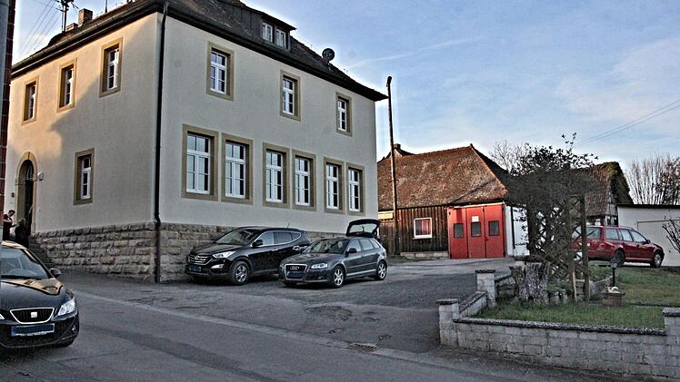 Das Umfeld der ehemaligen Schule in Birkenfeld soll neu gestaltet werden. Dass das bald fertig ist, wünschen die Bürgerinnen und Bürger, da die Schule für sie einen Veranstaltungsort darstellt. Foto: Helmut Will