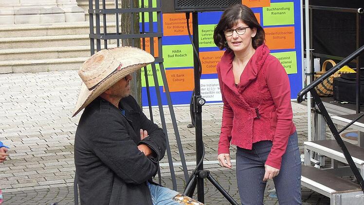 Liedermacher Biber und die Grundschullehrerin Susanne Gerhardt treffen die letzten Absprachen. Foto: Edwin Meißinger