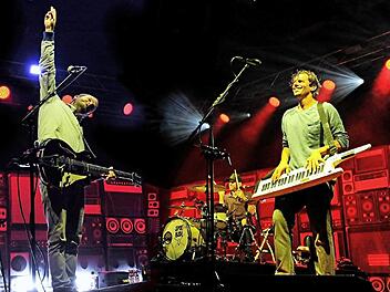 Zuwachs bekommen: Als Drei-Mann-Band starteten die "Sportfreunde Stiller", am Ende standen elf Musiker auf der Bühne. Foto-Collage: Helmut Ölschlegel
