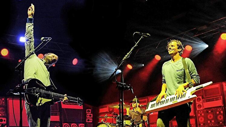 Zuwachs bekommen: Als Drei-Mann-Band starteten die "Sportfreunde Stiller", am Ende standen elf Musiker auf der Bühne. Foto-Collage: Helmut Ölschlegel