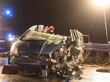 Bei dem Unfall auf der B4 wurden mehrere Fahrzeuge schwer besch&auml;digt.  Foto: News5/Merzbach