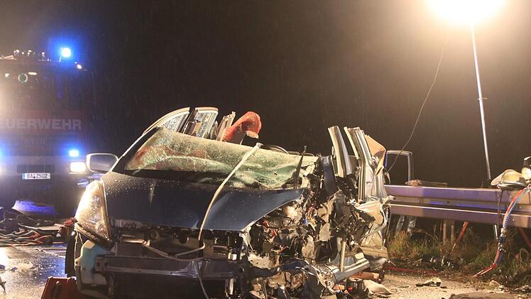 Bei dem Unfall auf der B4 wurden mehrere Fahrzeuge schwer beschädigt.  Foto: News5/Merzbach