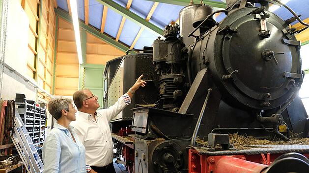 Museumsleiterin Ariane Weidlich und Bezirkstagspräsident Erwin Dotzel begutachten das Rhönzügle, das nach dem Unfall vom Sonntag kaputt ist. Foto: Gerhard Fischer