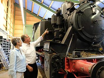 Museumsleiterin Ariane Weidlich und Bezirkstagspräsident Erwin Dotzel begutachten das Rhönzügle, das nach dem Unfall vom Sonntag kaputt ist. Foto: Gerhard Fischer
