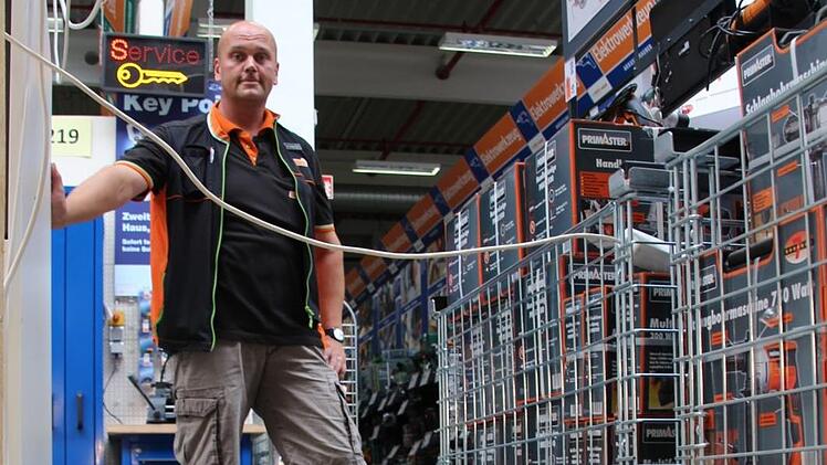 "Am Freitag hat uns unser Lieferant drei Paletten Ventilatoren auf den Hof gestellt - die waren in vier Stunden ausverkauft", berichtet Marcus Doppernas vom Globus-Baumarkt. Foto: Ronald Heck