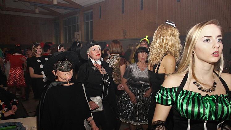 Beim Weiberfasching in Wachenroth ging's rund.  Foto: Evi Seeger