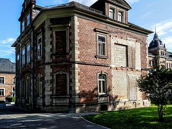 In der zweiten Ausbaustufe der Rückertschule soll auch die ehemalige Schricker-Villa grundlegend saniert werden. Hier soll künftig die Verwaltung der Schule unterbracht werden. Foto: Jochen Berger