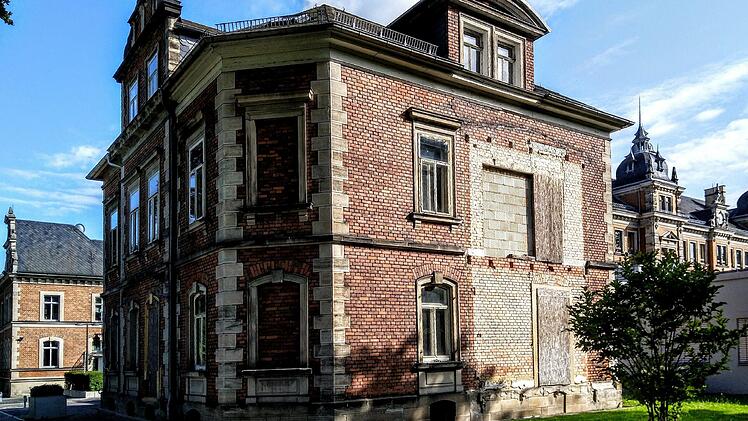 In der zweiten Ausbaustufe der Rückertschule soll auch die ehemalige Schricker-Villa grundlegend saniert werden. Hier soll künftig die Verwaltung der Schule unterbracht werden. Foto: Jochen Berger