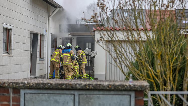 Fürth: Brand in Wohnhaus - Feuerwehr rettet Frau aus Gebäude