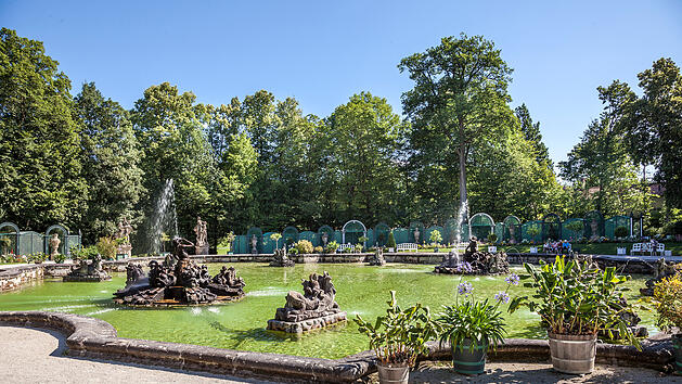 Die Wasserspiele beim gro&szlig;en Bassin beginnen t&auml;glich um 12 Uhr.