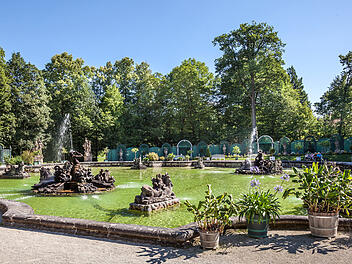 Die Wasserspiele beim gro&szlig;en Bassin beginnen t&auml;glich um 12 Uhr.