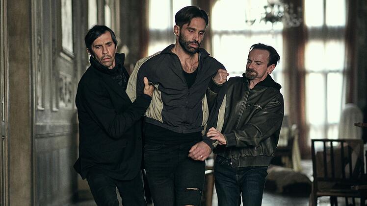 Gabriels Nachbar Nico (Andrea Volpetti, Mitte) hat sich mit der Mafia eingelassen und steckt nun in der Klemme. Er war in einen Drogendeal verwickelt, bei dem mehrere Tonnen Kokain unterschlagen wurden.