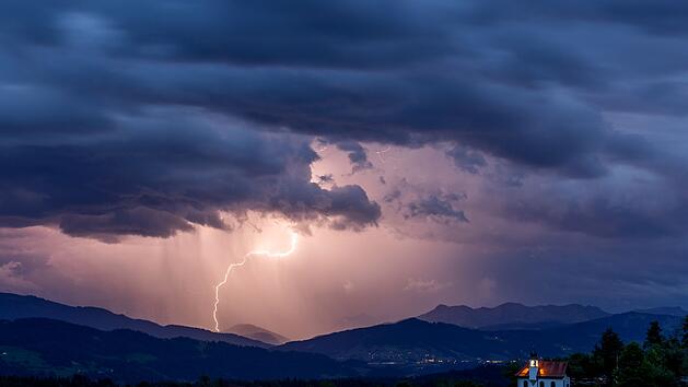 Starke Gewitter ziehen &uuml;ber Franken - in diesen Regionen warnt der DWD