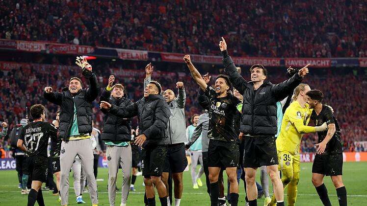 Die Spieler von Paris Saint-Germain feiern am sp&auml;ten Abend des 6. Mai 2026 ihren Triumph &uuml;ber den FC Bayern M&uuml;nchen im R&uuml;ckspiel in der Allianz Arena. Der amtierende Titeltr&auml;ger hat sich so f&uuml;r das Finale in Budapest qualifiziert.