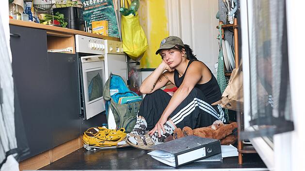 Luisa (31) aus Leipzig muss als alleinerziehende Mutter jeden Monat mit Geldsorgen bestreiten.