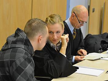Der Angeklagte am dritten Prozesstag am Freitag im Gespräch mit Rechtsanwältin Stefanie Bauer, die seinem Verteidiger Till Wagler zur Seite steht. Foto: Ronald Rinklef