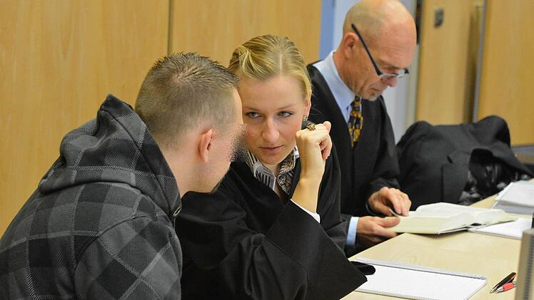 Der Angeklagte am dritten Prozesstag am Freitag im Gespräch mit Rechtsanwältin Stefanie Bauer, die seinem Verteidiger Till Wagler zur Seite steht. Foto: Ronald Rinklef