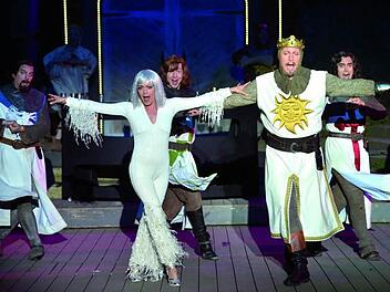 Singe, wem Gesang gegeben: Wenn auf der Luisenburg der Gral gesucht wird und die Ritter der Tafelrunde trällern, liegt das am neuen Musical "Spamalot" und (von links) Andreas Bittl, April Hailer, William Danne, Hardy Rudolz und Sebastian Winkler. Fotos: Luisenburg-Festspiele/Florian Miedl