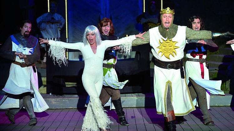 Singe, wem Gesang gegeben: Wenn auf der Luisenburg der Gral gesucht wird und die Ritter der Tafelrunde trällern, liegt das am neuen Musical "Spamalot" und (von links) Andreas Bittl, April Hailer, William Danne, Hardy Rudolz und Sebastian Winkler. Fotos: Luisenburg-Festspiele/Florian Miedl