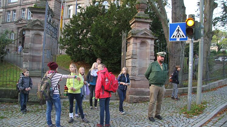Am Zebrastreifen vor dem MGF muss Schmitt nicht einschreiten, die Autofahrer sind vorsichtig, die Schüler verhalten sich vorbildlich.Foto: Sonja Adam
