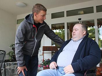 Seit drei Jahren ist der ehemalige Mitarbeiter von Gerresheimer Tettau, Fredi Thomas, im BRK-Seniorenheim. Er wünscht sich, dass solche Aktionen wiederholt werden. Für Marcus Barnickel waren es neue Erfahrungen.  Foto: Veronika Schadeck