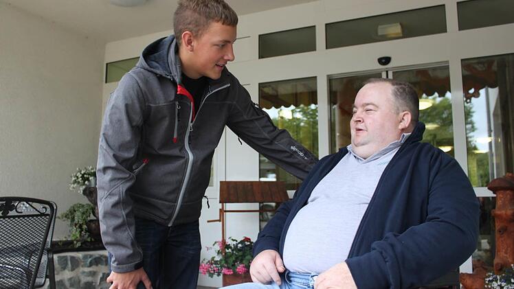 Seit drei Jahren ist der ehemalige Mitarbeiter von Gerresheimer Tettau, Fredi Thomas, im BRK-Seniorenheim. Er wünscht sich, dass solche Aktionen wiederholt werden. Für Marcus Barnickel waren es neue Erfahrungen.  Foto: Veronika Schadeck