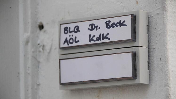 Seit Anfang 2016 hat die AöL eine Kooperationsstelle in der Unteren Badersgasse in Bad Brückenau bezogen. Die Klingel ist noch etwas provisorisch beschriftet. Foto: Ulrike Müller