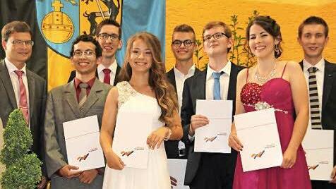 Sieben Schüler können sich über ein Einser-Abitur freuen. Im Bild von links: Schulleiter Meier, Christian Heinz, Florian Schütz, Kathrin Schlaf, Moritz Dück, Markus Dinkel, Lisa Warlich und Frank Wittmann.