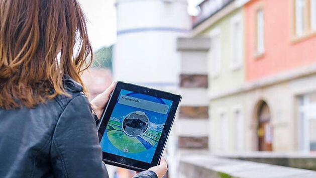 Im Blickpunkt: In der Adolf-Kolping-Stra&szlig;e wartet an der Kolpingss&auml;ule nicht nur ein m&ouml;gliches Monster auf die Pokemon-J&auml;ger. Gleichzeitig dient sie als sogenannter "Pokestop", an dem zur Jagd ben&ouml;tigte "Pokeb&auml;lle" eingesammelt werden k&ouml;nnen.  Foto: Marian Hamacher
