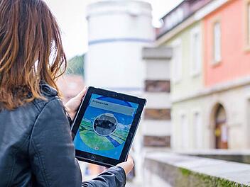 Im Blickpunkt: In der Adolf-Kolping-Straße wartet an der Kolpingssäule nicht nur ein mögliches Monster auf die Pokemon-Jäger. Gleichzeitig dient sie als sogenannter "Pokestop", an dem zur Jagd benötigte "Pokebälle" eingesammelt werden können.  Foto: Marian Hamacher