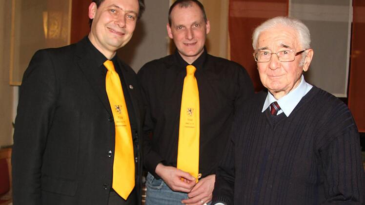 Seltene Ehrung: Der Vorsitzende des TSV Stadtsteinach, Bürgermeister Roland Wolfrum (links) und sein bisheriger Stellvertreter Michael Lanzendorfer zeichneten Konrad Schaupert aus, der dem Verein seit 70 Jahren die Treue hält. Foto: Sonny Adam
