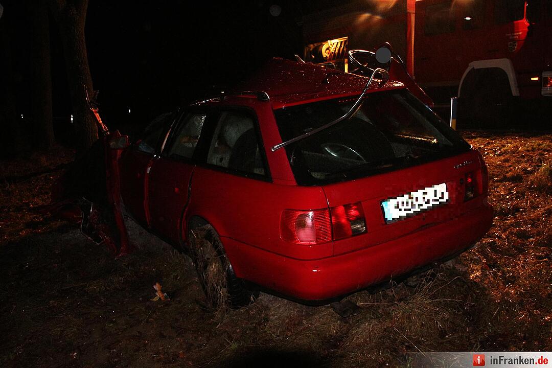 Schwerer Unfall bei Neuenmarkt - Fahrer überlebt schwerverletzt