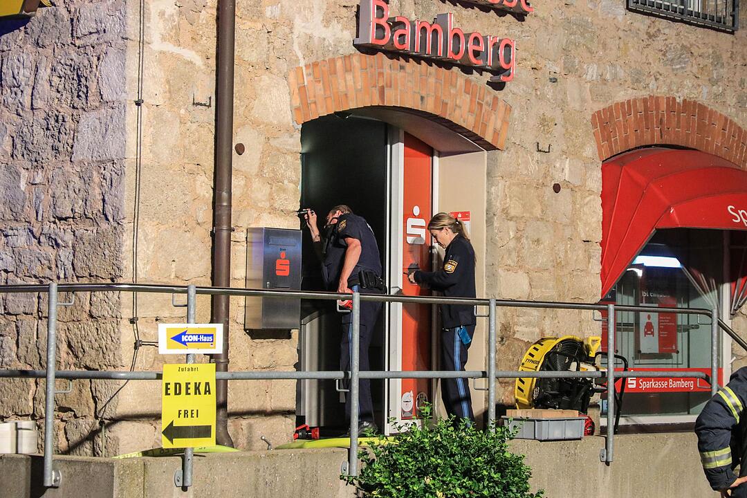 Schlüsselfeld: Zwei maskierte Täter sprengen Geldautomaten