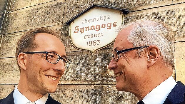 Hans-J&uuml;rgen Schatz (r.) und Pianist Hendrik Heilmann gestalteten den Abend in der Kronacher Synagoge.  Foto: privat