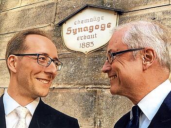 Hans-Jürgen Schatz (r.) und Pianist Hendrik Heilmann gestalteten den Abend in der Kronacher Synagoge.  Foto: privat