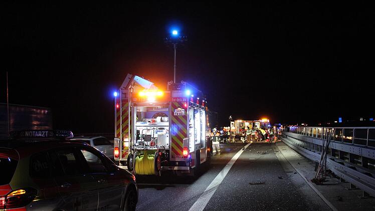 Am sp&auml;ten Freitagabend eilte die Bad Br&uuml;ckenauer Feuerwehr zu einem Unfall, der auf der Sinntalbr&uuml;cke bei Riedenberg passiert war. Foto: Sebastian Gerr
