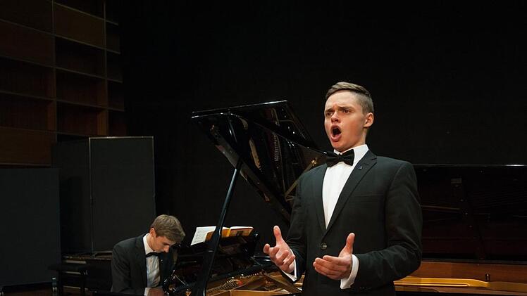 Tenor Leon Dreher stammt aus Bad Kissingen. Foto: Stefanie Giesder