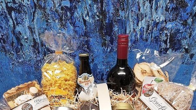 Die Winter-Entdeckerkiste ist gut gef&uuml;llt.  Foto: Katja Then/Landratsamt