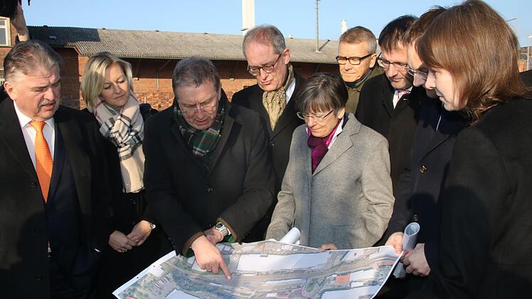Besprechung der Campus-Planung (von links): Landrat Klaus Peter Söllner, Brauerei-Justiziarin Katrin Korpus, OB Henry Schramm, Uni-Präsident Stefan Leible, Regierungspräsidentin Heidrun Piwernetz, Gründungsdekan Stephan Clemens, MdL Martin Schöffel, Minister Hans Reichhart, MdB Emmi Zeulner. Foto: Jürgen Gärtner