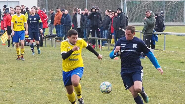Auf die Verfolgung von Westheims Andreas Graup (rechts) macht sich Florian Vierheilig von der SG Oerlenbach/Ebenhausen. Foto: Jürgen Schmitt