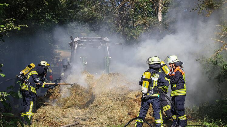 Ein Bauer war gerade dabei Strohballen zu transportieren, als der Traktor plötzlich Feuer fing.